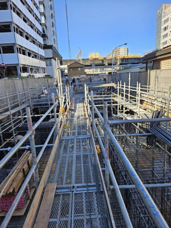 埼玉県所沢市商業施設ビルの地下工場鋼台足場